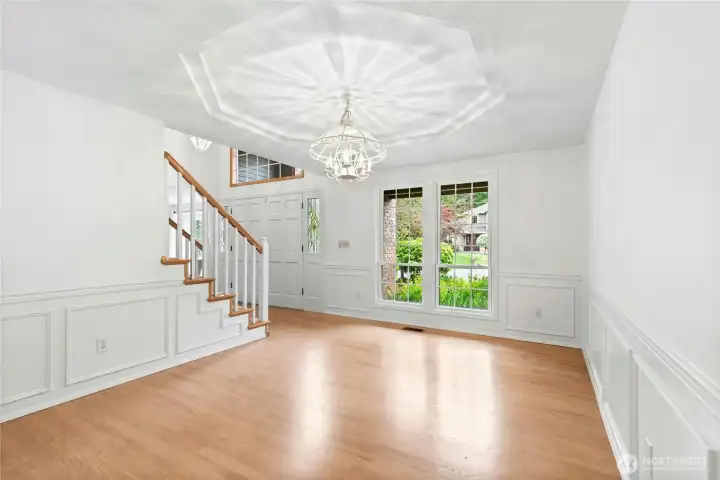 Dining room unstaged.