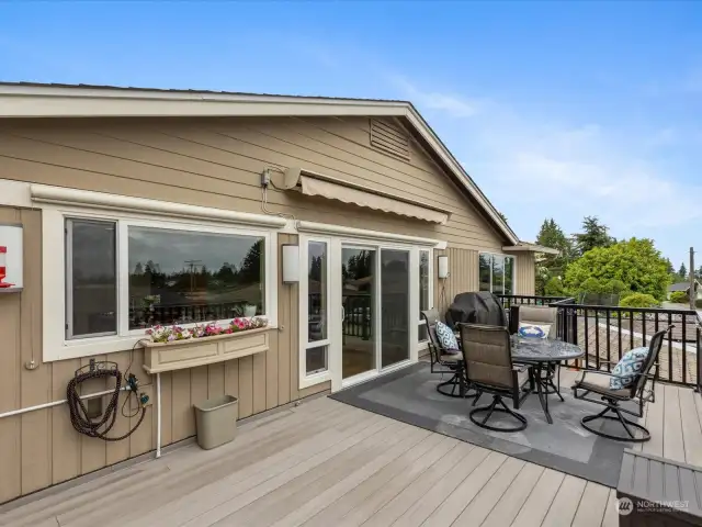Awesome entertainment deck with exceptional views of the Cascade mountain range.