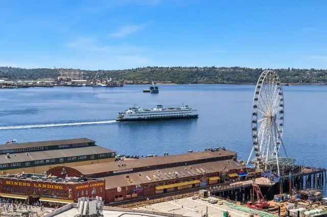 Dramatic views of the Big Wheel, Re-imagined Waterfront and Ferries are spectacular all day long....