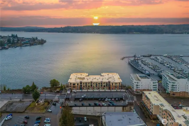 Welcome to "The 400" Waterfront Condos on the fabulous Puget Sound!