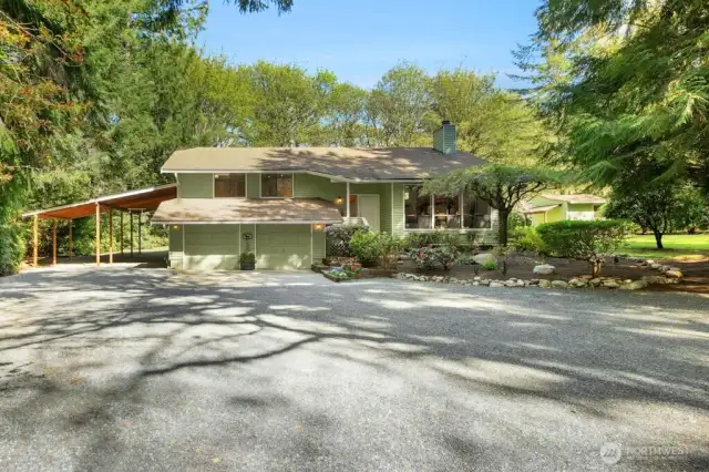 Hollywood Hill Gem!