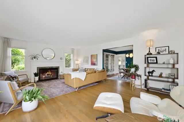 Large living room connects easily to chich dining room, keeping the continuity of the oak floors.
