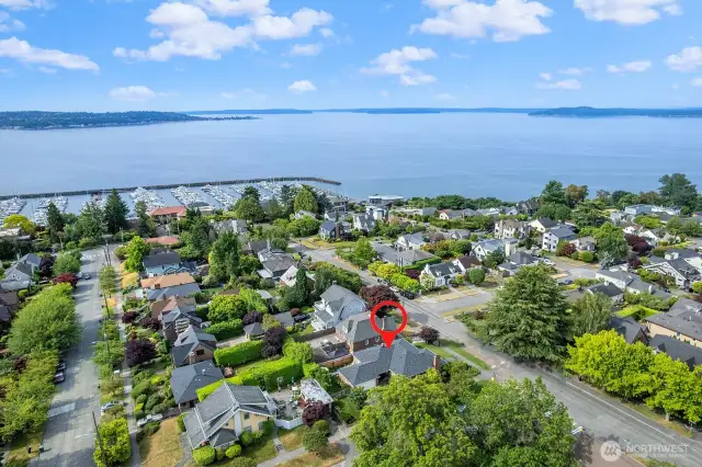 Be at the Marina or Downtown Seattle in minutes. Also very close to the Magnolia Village for creature comforts of coffee, restaurants, shopping and connecting with this incredible community.