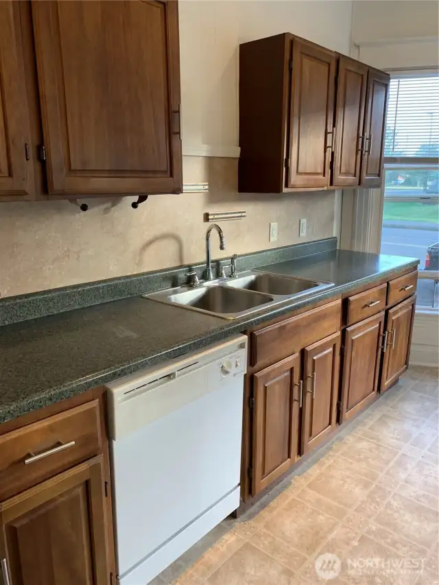 Unit 1 Kitchen sink/dishwasher counter