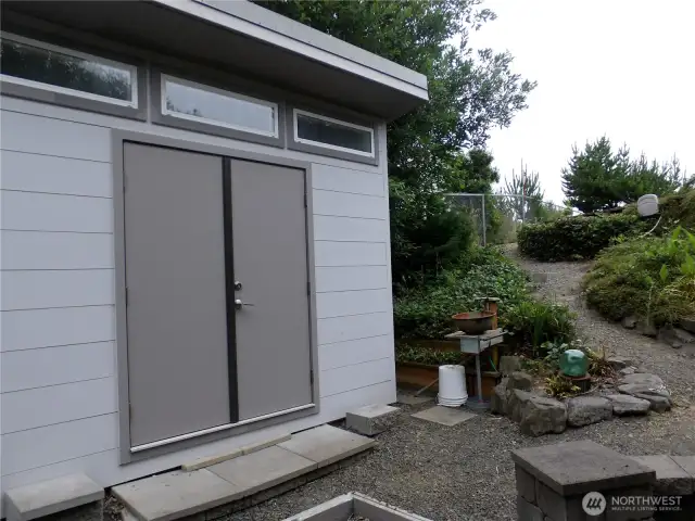 Find seclusion and beautiful surroundings in this fully landscaped property behind the gate, ready to serve you and your RV!  FULLY FENCED!!!