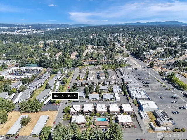 Aerial view of the community and nearby spots, just a quick walk or drive to Starbucks, Fred Meyer, Mud Bay (for your beloved cat), and a variety of other shops.