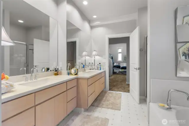 Double vanity 5 piece bath- pass through to the walk-in closet