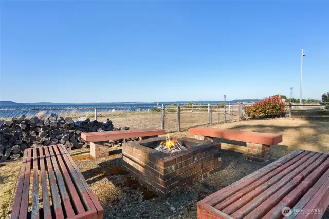 Get the full experience with your own fire pit at the beach edge (never leave a fire unattended)