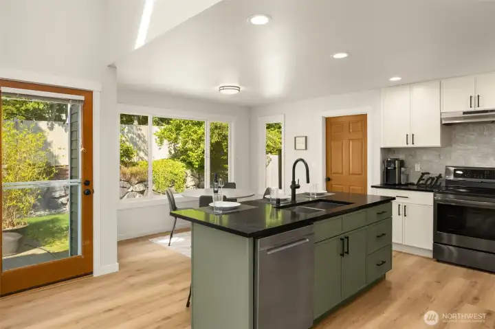Stylish large island with quartz counters
