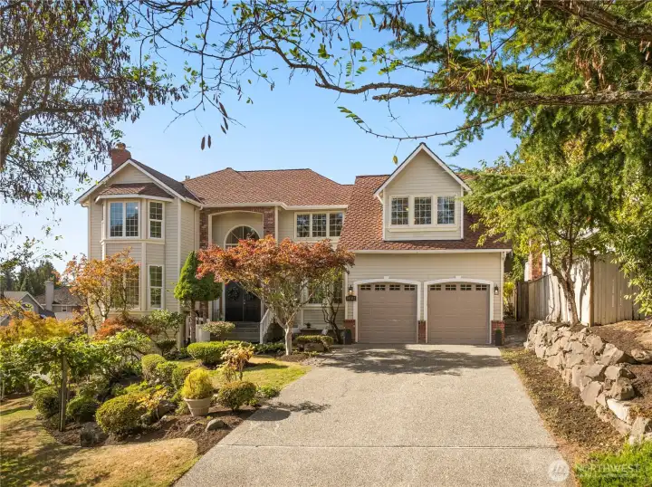 Welcome to China Creek in Newcastle - one of the Eastside's sought-after neighborhood, within the Issaquah School district and minutes from DT Bellevue & DT Seattle & SeaTac with easy access to freeways.