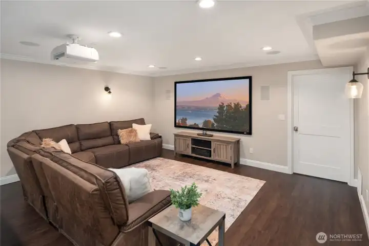 Watch movies on your 4K projector.