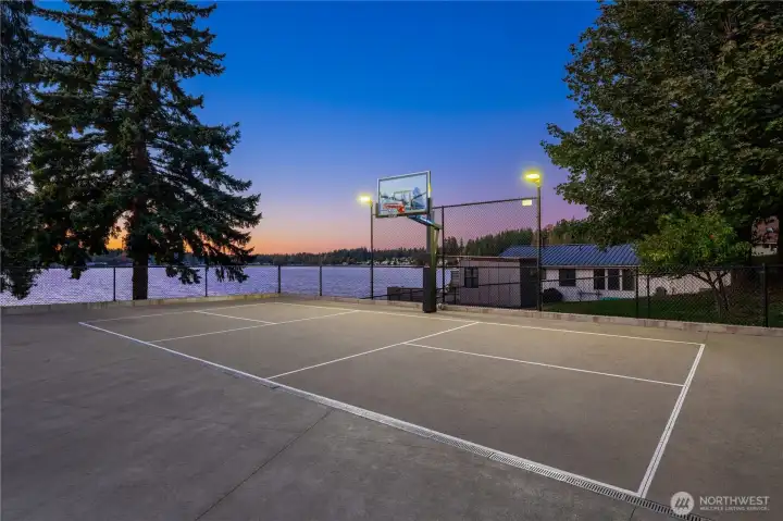 Your private pickleball and basketball courts invite endless fun—play into the evening under the glow of the lights.