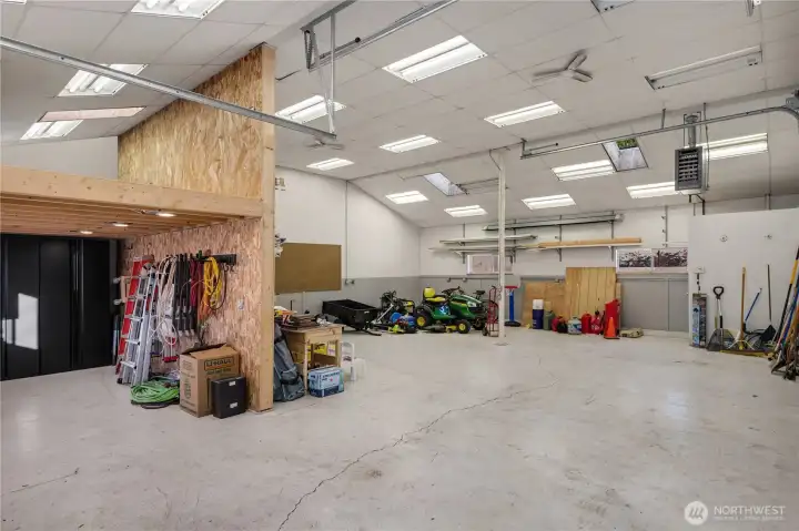 3 Car +This 1,280 sq ft shop offers 3 RV hookup's.