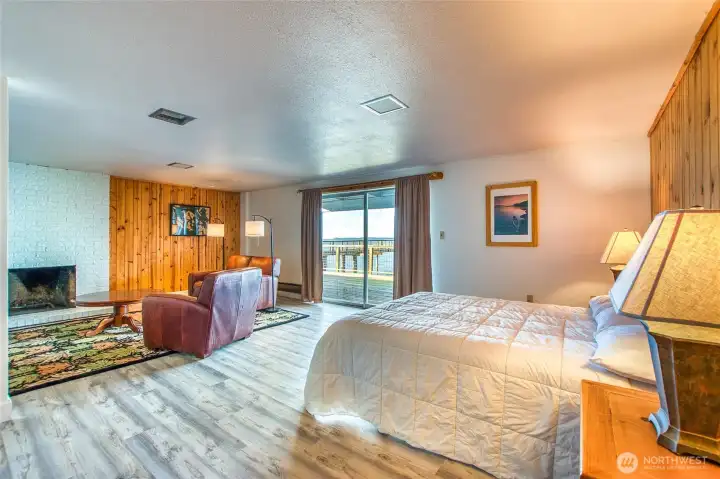 Main floor waterfront room