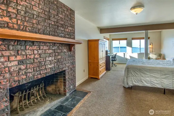 2nd floor queen bedroom