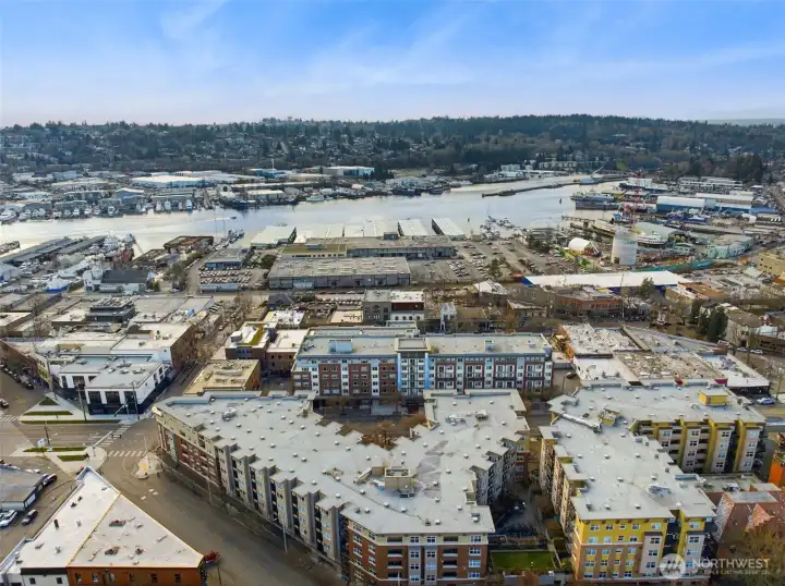 Steps to restaurants and coffee shops