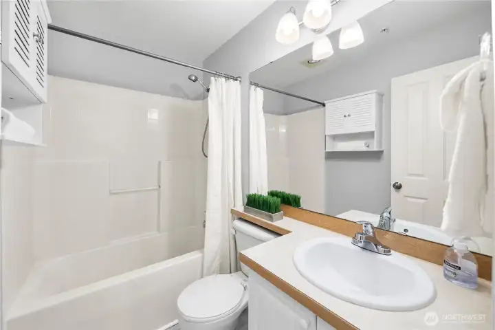 Full Secondary Bathroom