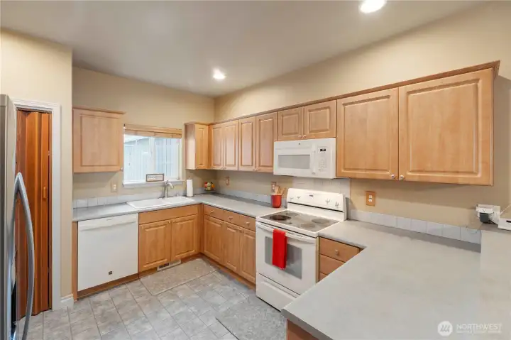 All kitchen appliances stay!