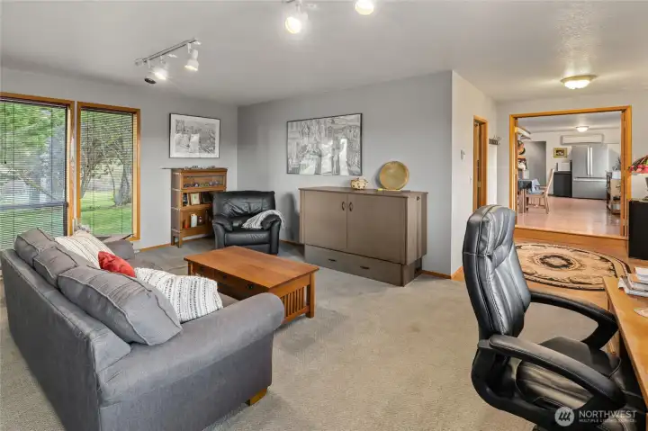 Office, guest area, flex space