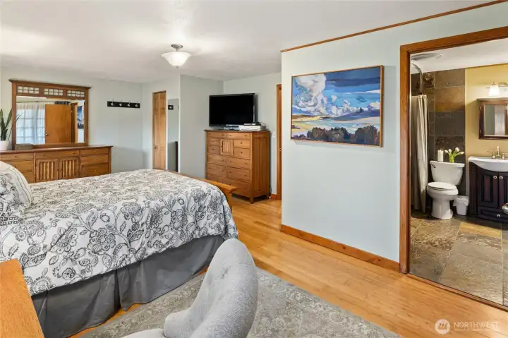 3/4 bath with step in shower