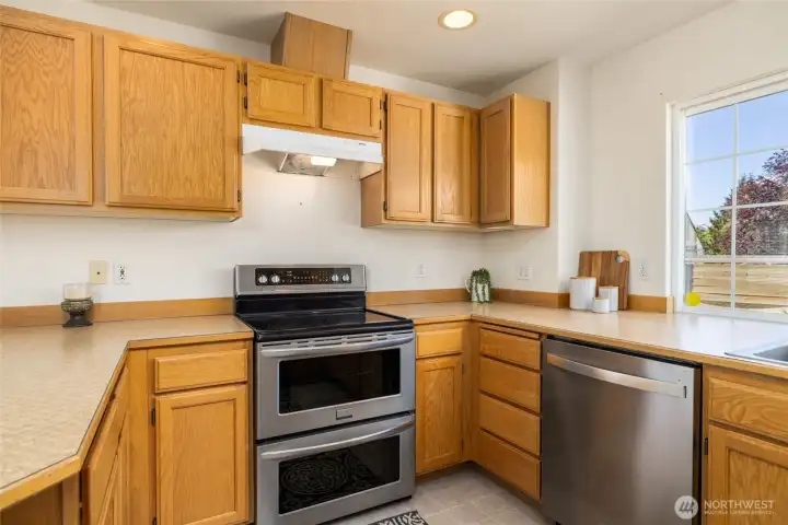 A full suite of stainless appliances, including double oven.