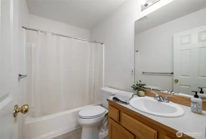 Full guest bath.