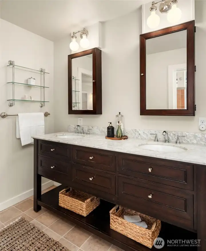 Main floor full bathroom