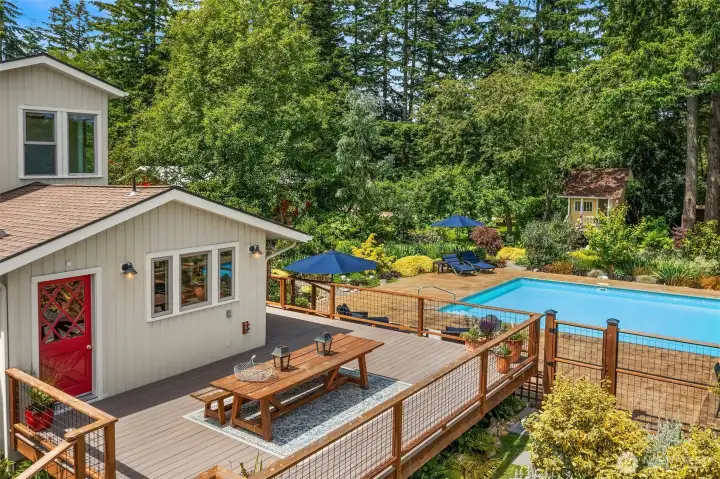 Poolside dining deck
