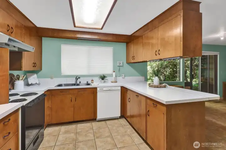 Kitchen open to the family room with eating bar. Kitchen open to the family room with eating bar.