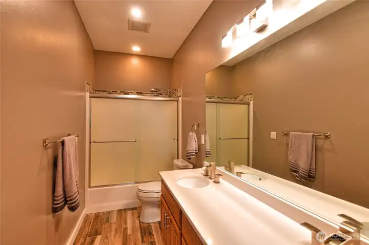 Full bath in between the two bedrooms. Full bath in between the two bedrooms.