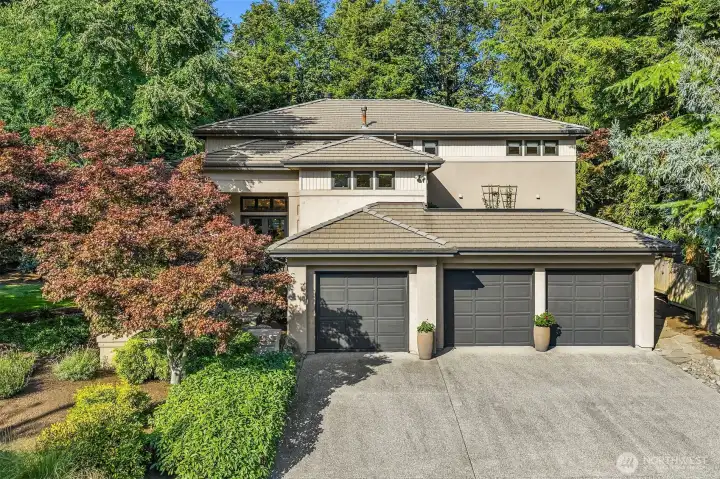 Welcome to your Mercer Island private escape! Custom-built home by Odegard Gockel with many thoughtful built-ins & custom features. An ideal floorplan plus 3-car garage.