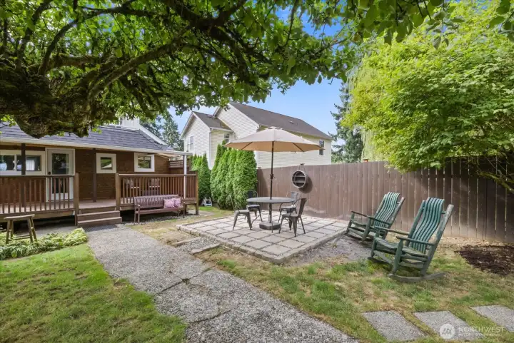 Great back yard for entertaining!