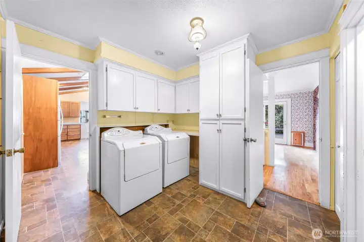 Utility room with Washer and Dryer and addtional storage