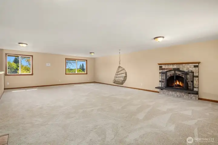Bonus room (virtual fire in fireplace)