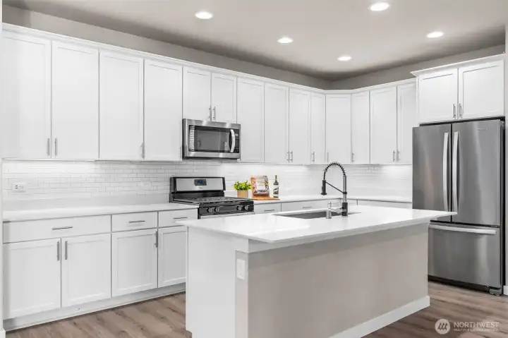 Ample storage in 42" shaker style cabinets