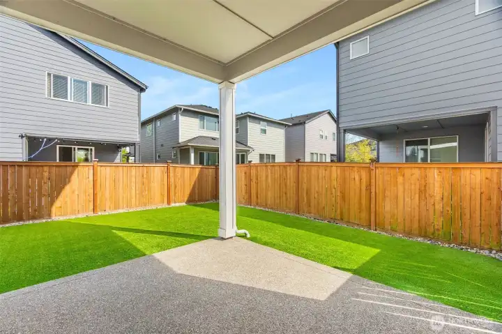 Covered patio, turfed yard and BBQ hook up