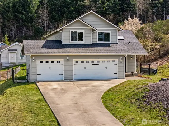 The driveway goes on and on, and so will the beauty of this Hardiplank siding. It’s built to outlast trends, pests, and soggy seasons alike. Translation: less upkeep, more time for sipping coffee on the porch.