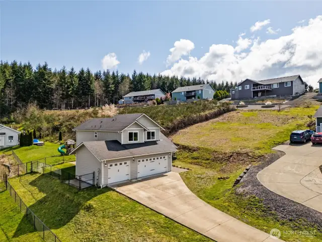 Need space for guests, toys, and a spontaneous block party? Done. This extended drive and tiered hillside lot deliver room to roam, and let’s not forget those postcard-worthy sunsets. Nature’s staging at its finest.