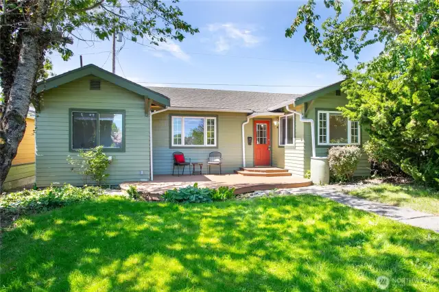 Positively charming home in the heart of Sunnyland!