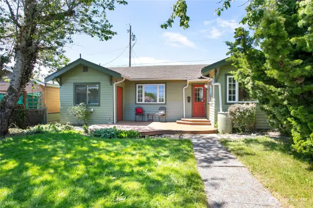 Look at the depth of this yard—endless opportunities for gardening and outdoor fun.
