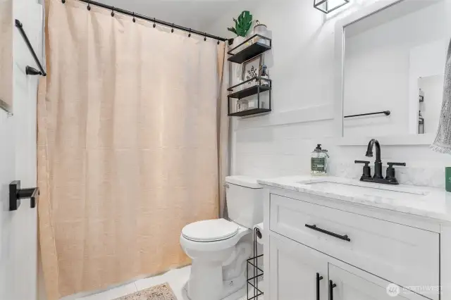 Upstairs Full Bathroom