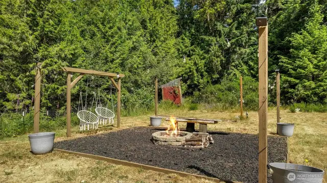 Thoughtfully designed & graveled firepit area~