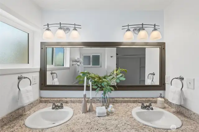 Double sinks in primary bath