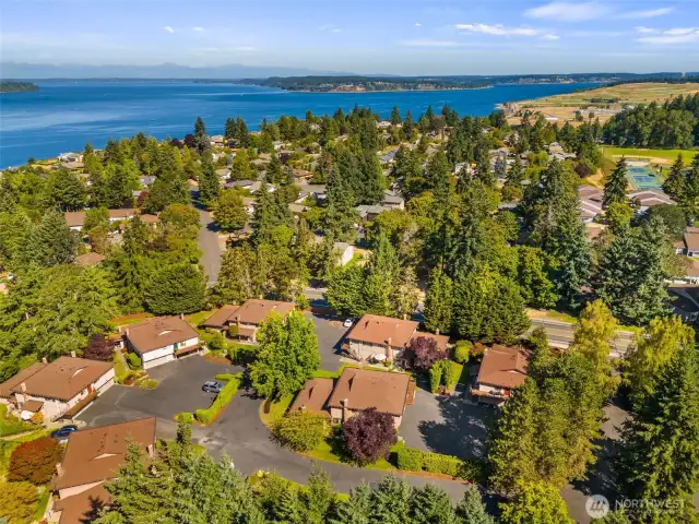 About a mile from Topside Coffee Cabin & Topside Bar & Grill, 1.5 miles from Sunnyside Beach, 1.6 miles to Fort Steilacoom Park, and 4.3 miles from Chambers Bay Golf Course.