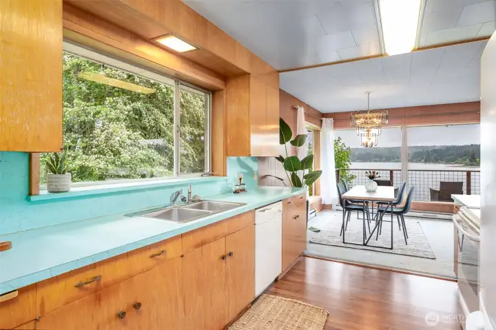 Mid-century kitchen with plenty of counter space an cabinets