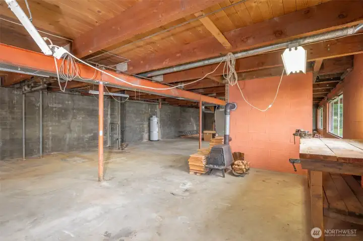 Plenty of space for living expansion or dry storage