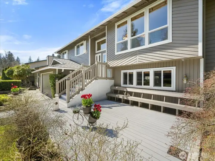 Front deck with built-in seating