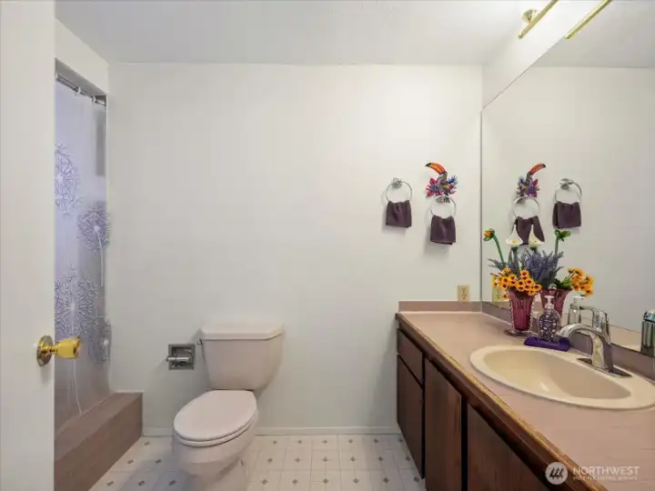 Primary en suite full bath