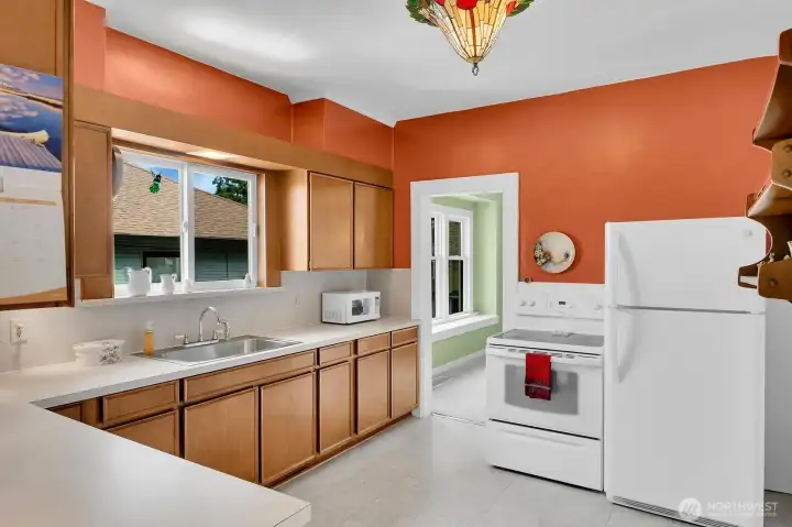Another look at the kitchen