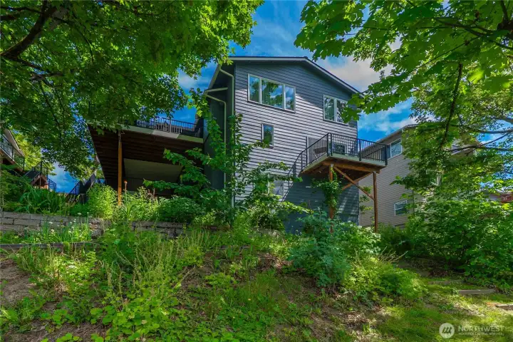 3 Story Retreat w/ private bakyard